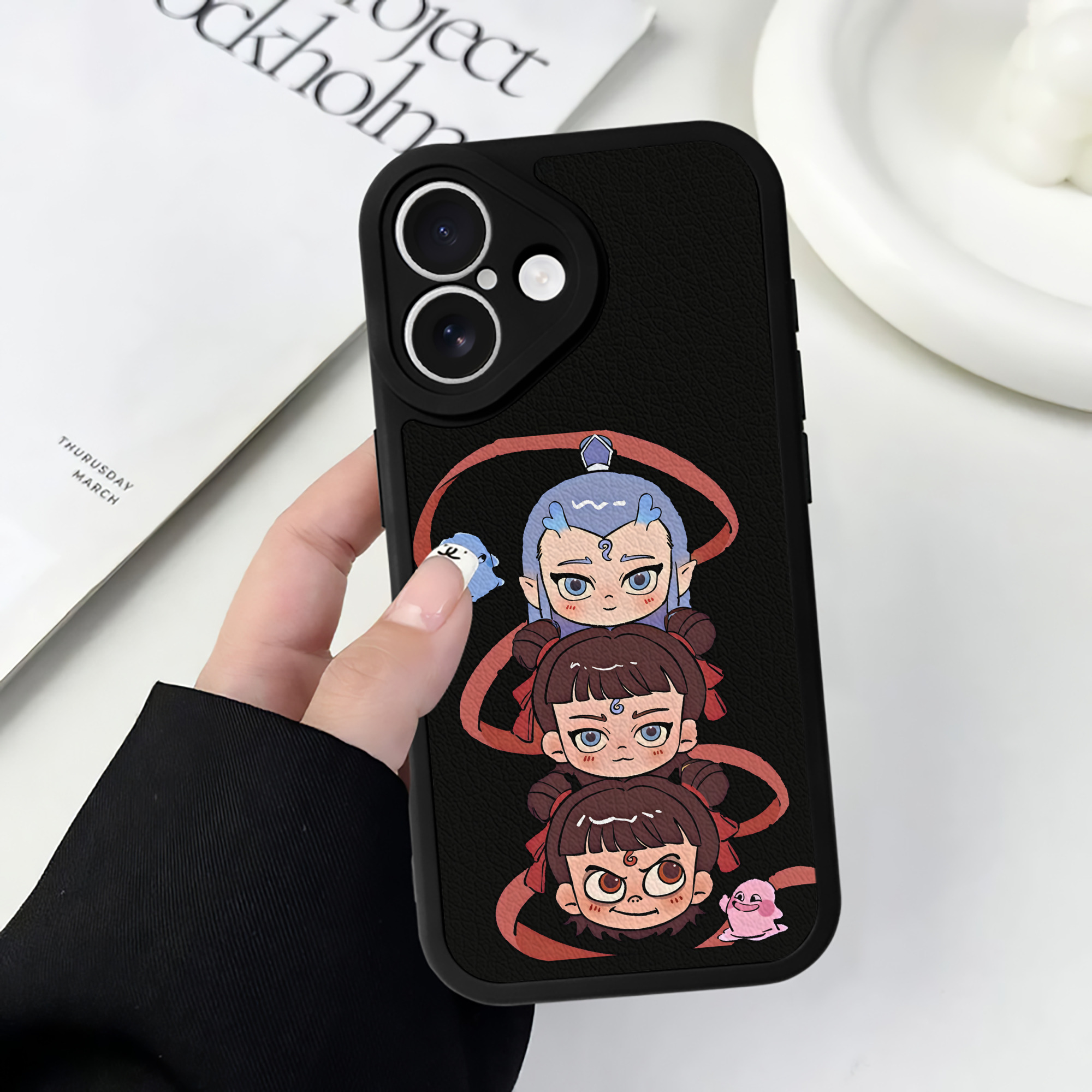 （画像用） Ne Zha 2 ナタ 魔童の大暴れ 【iPhone 16シリーズ対応】シリコンスマホケース（レザー調） 材質：シリコン